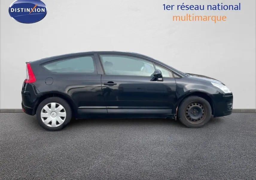 Profil côté gauche d'une Citroën C4 Coupé 2009 noire métal avec deux roues différentes visibles sur sol gris.