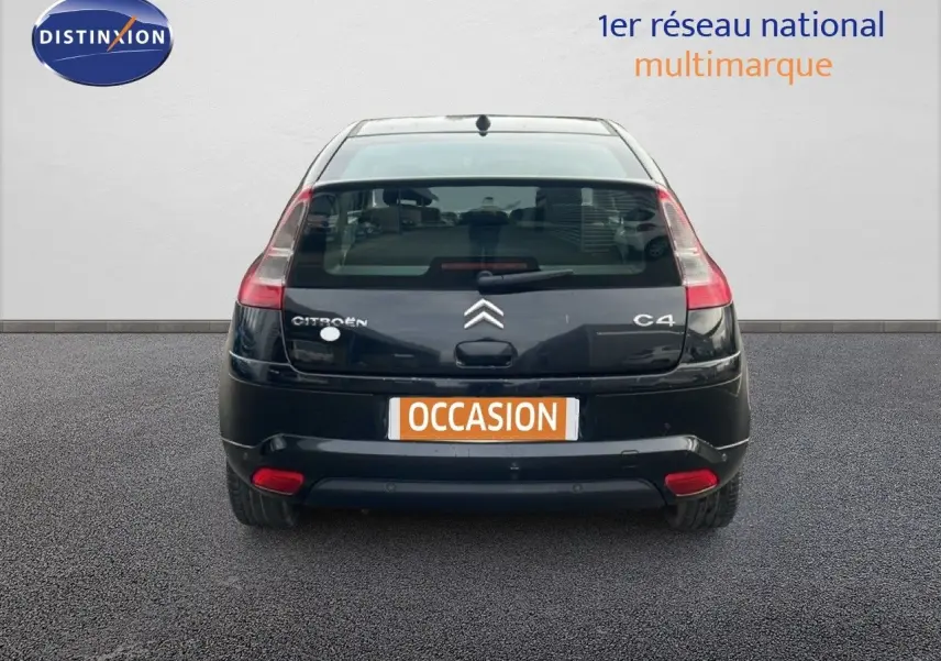 Vue arrière d'une Citroën C4 Coupé 2009 noir métal, avec feux arrière allongés et plaque "Occasion" visible.