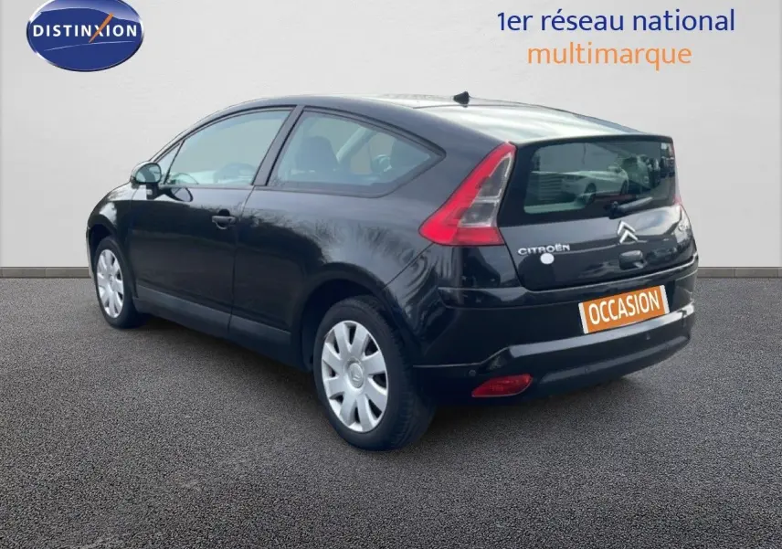Vue 3/4 arrière droite d'une Citroën C4 Coupé noire métal de 2009 avec hayon et feux arrière caractéristiques.