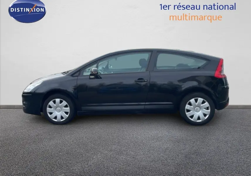 Profil côté gauche d'une Citroën C4 Coupé 2009 noir métal, trois portes avec jantes acier et enjoliveurs argentés.