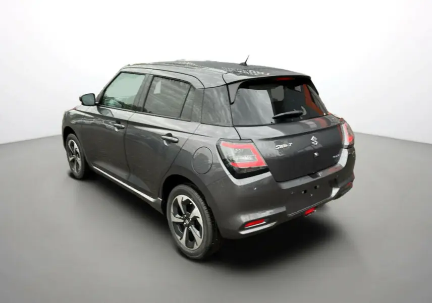 Vue 3/4 arrière droite d'une Suzuki Swift 1.2 Dualjet Hybrid Allgrip Pack gris minéral métallisé avec jantes alu 16 pouces.