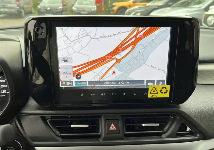 Écran central tactile avec navigation GPS affichant une carte, tableau de bord noir intérieur Suzuki Swift 2026.