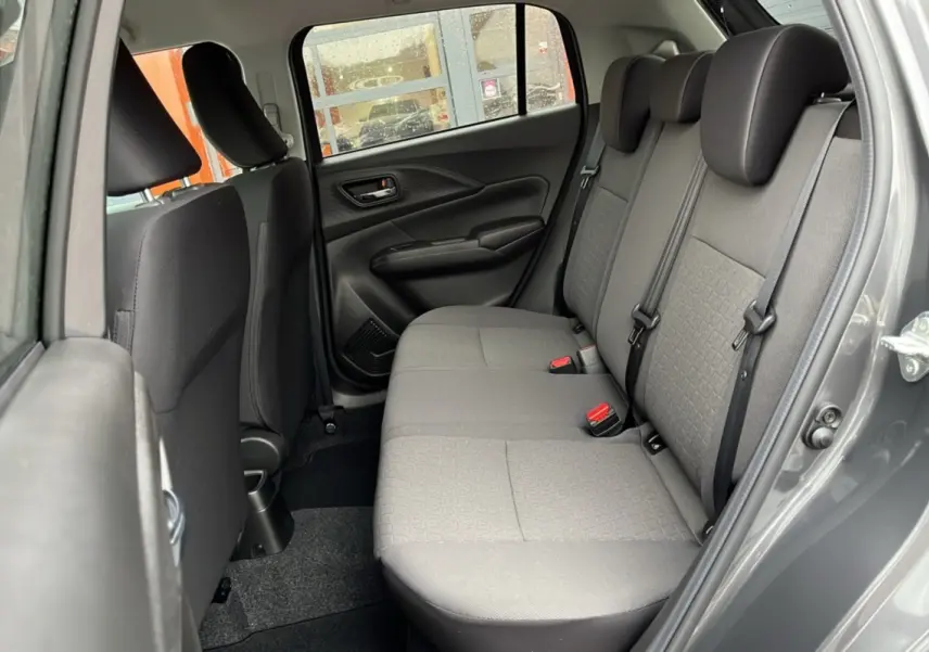 Vue intérieure côté droit sur la banquette arrière grise tissu de la Suzuki Swift 2026 Mineral Grey Metal.