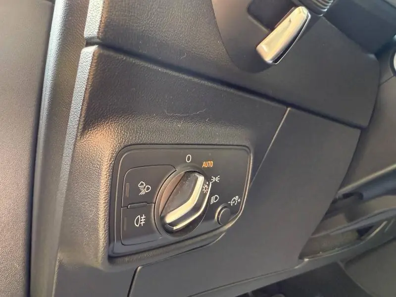 Gros plan sur le panneau de commande des phares noir à gauche du tableau de bord de l'Audi TT Coupé 2016.