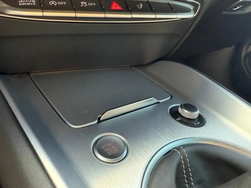 Vue rapprochée de la console centrale argent brossé de l'Audi TT Coupé 2016 avec bouton Start/Stop et molette de contrôle.
