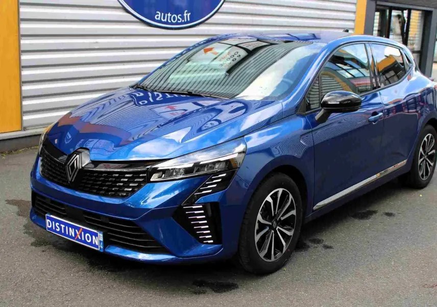 Renault Clio hybride bleu Iron Metal vue 3/4 avant droit, avec calandre noire et feux LED en forme de C.