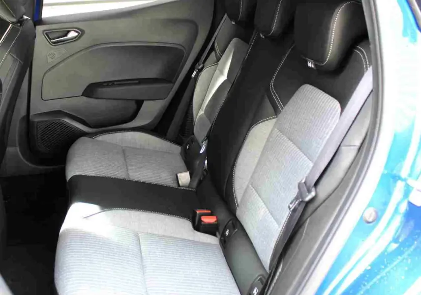 Vue intérieure côté arrière droit de la Renault Clio bleu Iron Metal, montrant les sièges arrière bi-matière gris clair et noir.