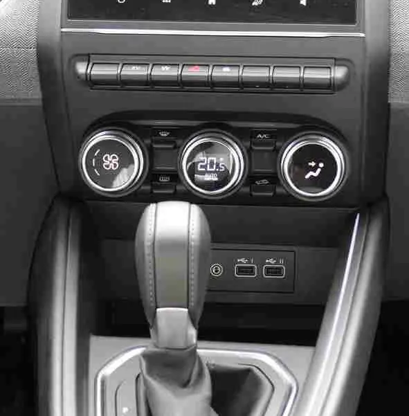 Vue rapprochée de la console centrale de la Renault Clio hybride 2025, avec écran tactile et levier de boîte automatique.