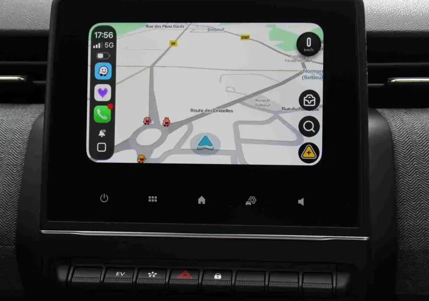 Écran tactile central de la Renault Clio hybride 2025 affichant la navigation avec carte et icônes d'applications.
