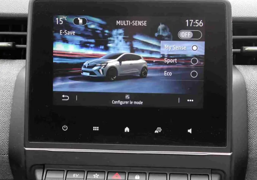 Écran central montrant une Renault Clio bleu iron metal en 3/4 avant avec options de mode de conduite.