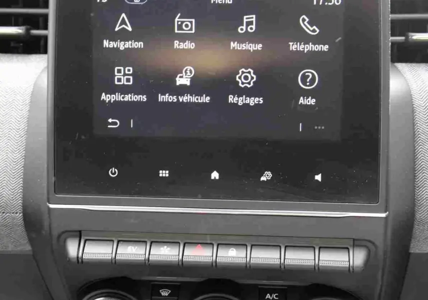 Écran tactile central de la Renault Clio 2025 bleu Iron Metal affichant le menu principal avec commandes climatisation en dessous.