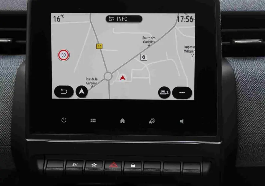 Écran tactile central affichant la navigation dans l’habitacle d’une Renault Clio 2025, finition gris noir.