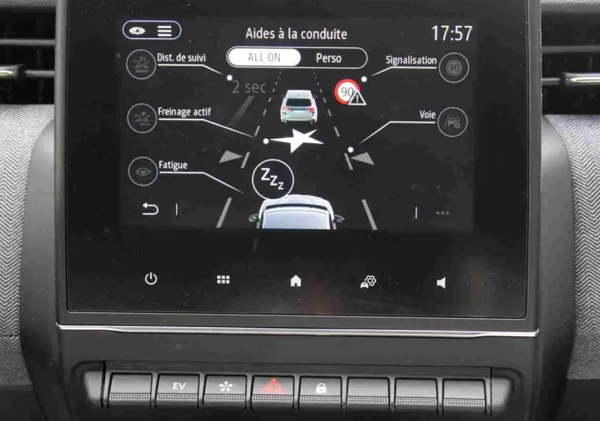 Écran central tactile de la Renault Clio 2025 affichant les aides à la conduite, vue intérieure du tableau de bord.