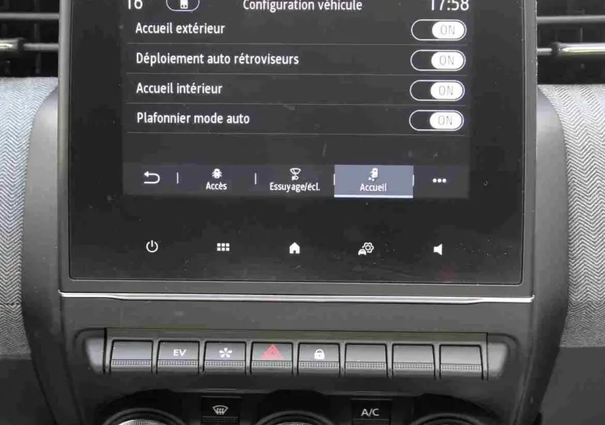 Écran tactile central avec menu de configuration et commandes climatisation de la Renault Clio hybride 2025.