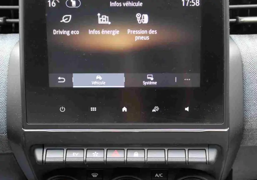 Écran tactile central affichant les infos véhicule et pression pneus, tableau de bord intérieur Renault Clio 2025.