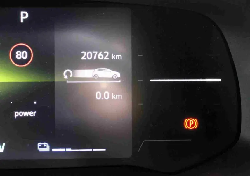 Tableau de bord numérique de Renault Clio hybride 2025 affichant 20 762 km, mode parking et limite 80 km/h.