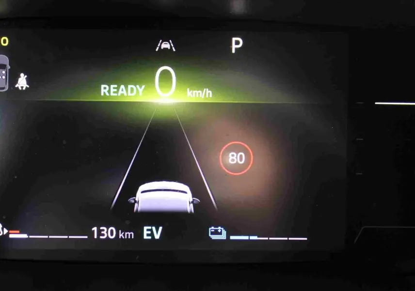 Affichage numérique du tableau de bord de la Renault Clio hybride, indiquant vitesse zéro, mode Eco et autonomie 130 km.