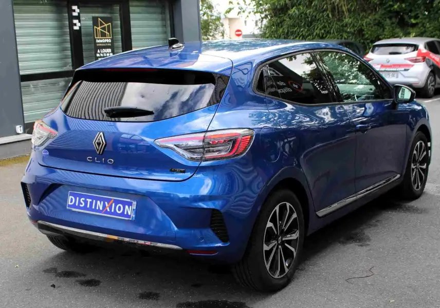 Vue 3/4 arrière droite d'une Renault Clio bleu iron metal avec feux LED et jantes alliage noires et argentées.