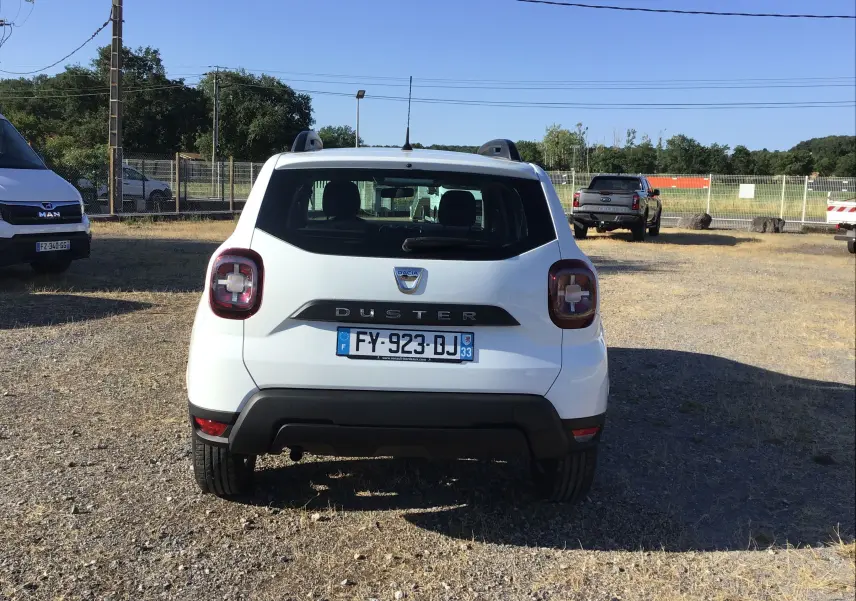 Vue arrière d'un Dacia Duster blanc 2021, version 4x2 Eco-G, avec logo et plaque d'immatriculation visibles.
