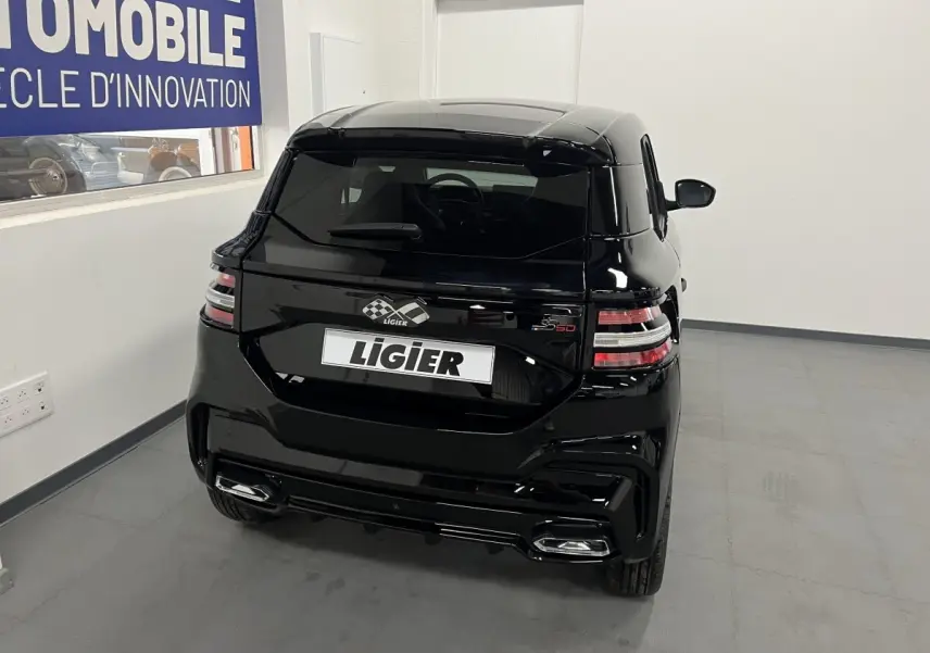 Vue arrière d'une Ligier JS50 0.5 REVO D+ Ultimate noire brillante, avec feux LED et double sortie d'échappement intégrée.