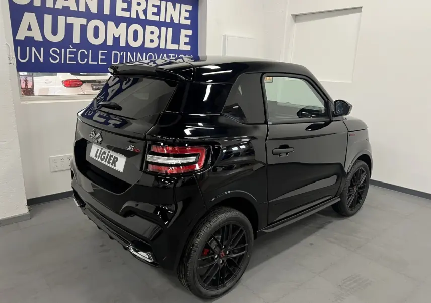 Vue 3/4 arrière droite d'une LIGIER JS50 noire mate avec jantes alu 16" noires et toit ouvrant coulissant.