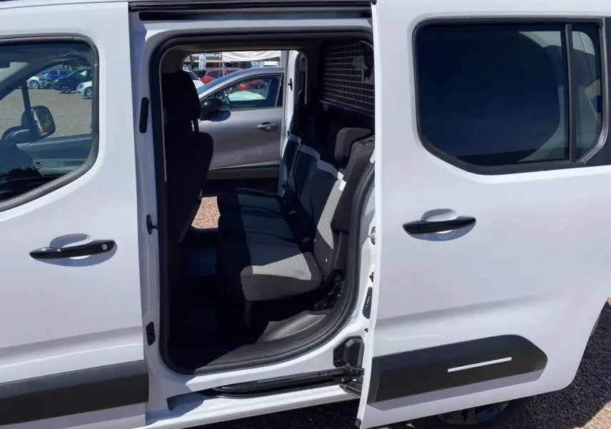 Vue côté droit du Citroën Berlingo blanc 2025 avec porte latérale coulissante ouverte dévoilant les sièges arrière.