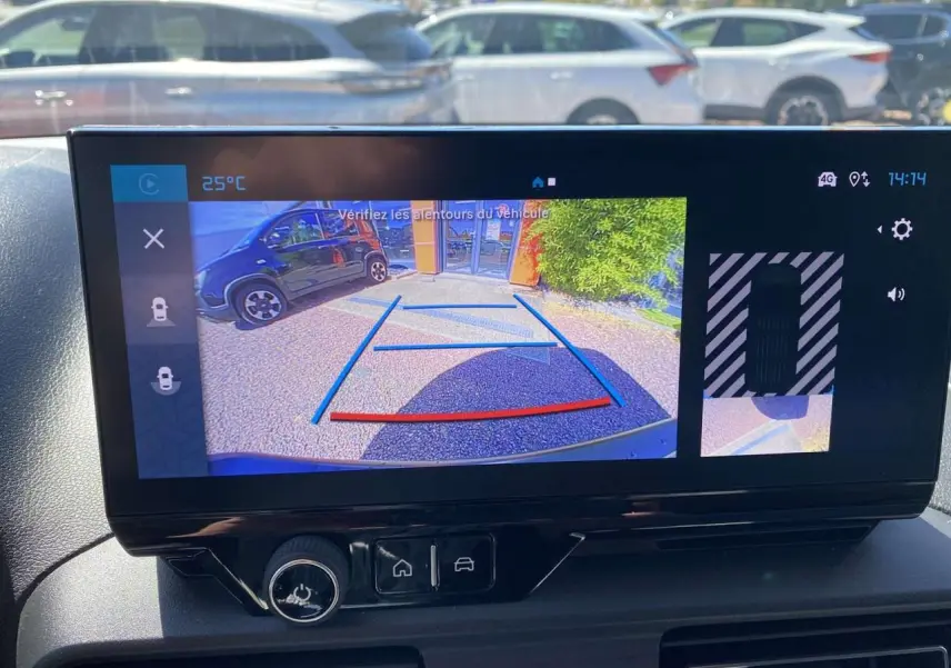 Écran tactile intérieur montrant la caméra de recul du Citroën Berlingo blanc avec guidage de stationnement.