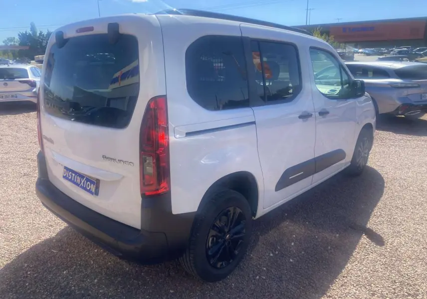 Vue 3/4 arrière droite d'un Citroën Berlingo blanc 2025 avec portes coulissantes et hayon vitré dégivrant.