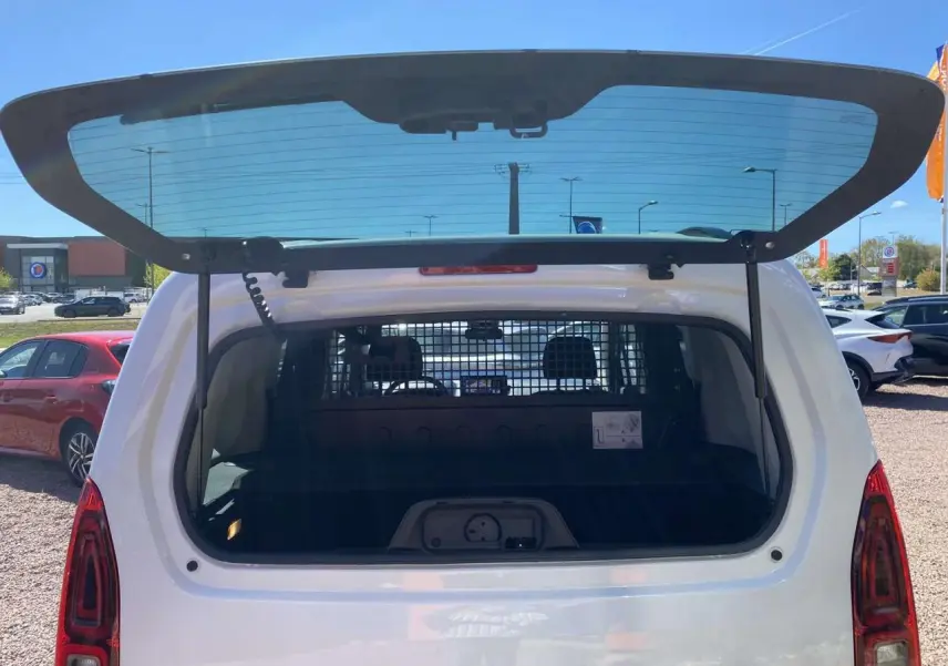 Vue arrière du Citroën Berlingo blanc 2025 avec hayon vitré ouvert et séparation intérieure visible.