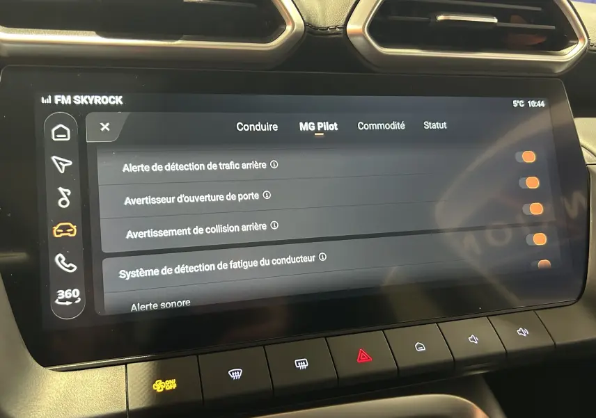 Vue rapprochée de l'écran tactile central du MG ZS Hybrid+ 197 Luxury, affichant les réglages d'assistance à la conduite.