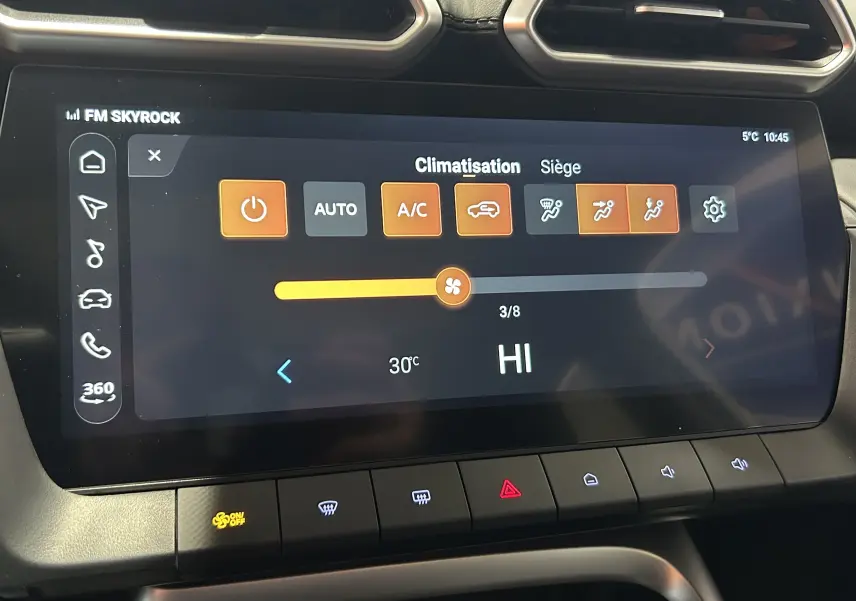 Écran tactile central du MG ZS Hybrid+ 2026 montrant la climatisation réglée à 30°C avec interface moderne noire.