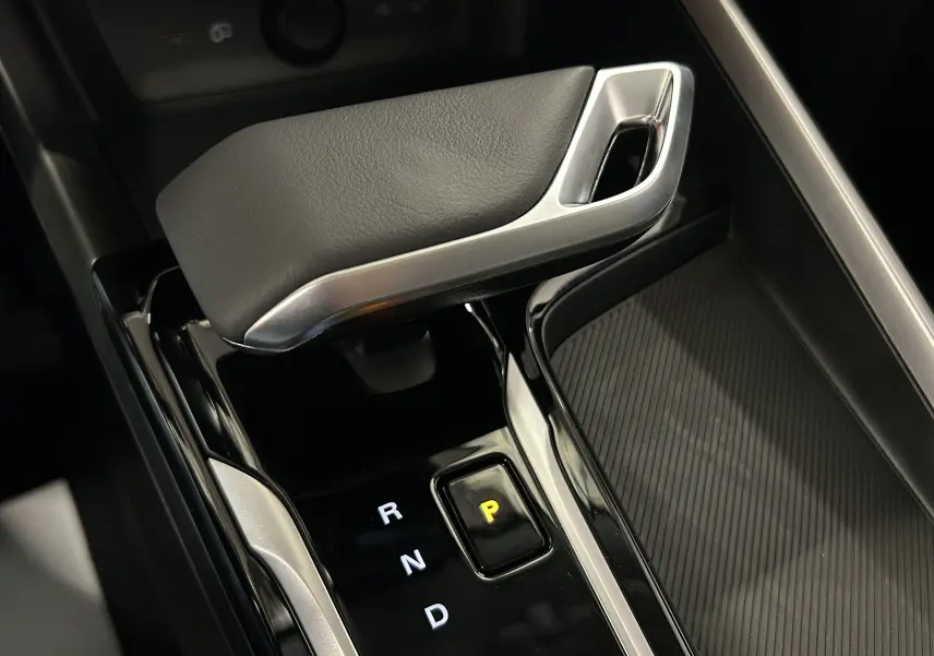 Le levier de vitesses automatique noir et argenté du MG MOTOR ZS Hybrid+ 197 Luxury, vue rapprochée intérieure.
