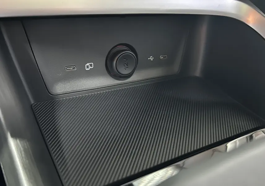 Détail de la console centrale avec prise 12V et ports USB dans l’habitacle du MG Motor ZS Hybrid+ 2026.