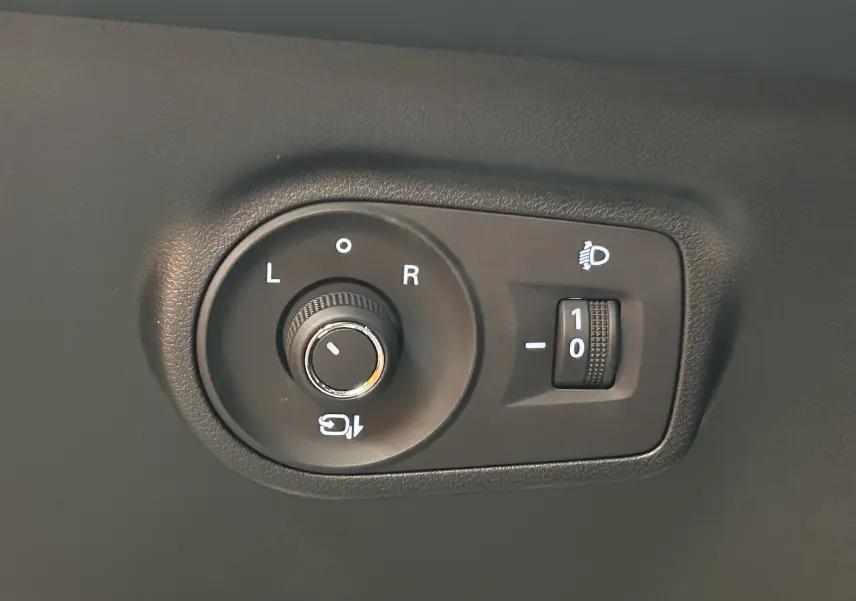 Gros plan sur les commandes de réglage des rétroviseurs et de l'éclairage du MG MOTOR ZS Hybrid+ 197 Luxury.
