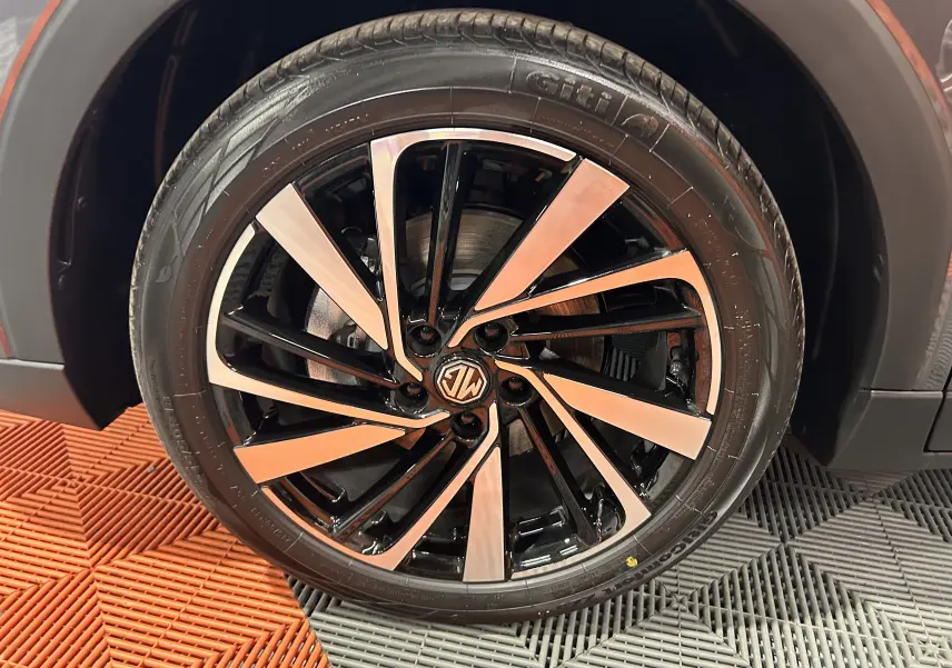 Gros plan sur la jante alliage bicolore noire et argent du MG MOTOR ZS Hybrid+ 197 Luxury Candem Grey.