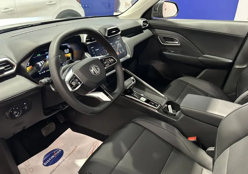 Vue intérieure côté conducteur du MG ZS Hybrid+ 197 Luxury avec tableau de bord numérique et sellerie cuir noire.