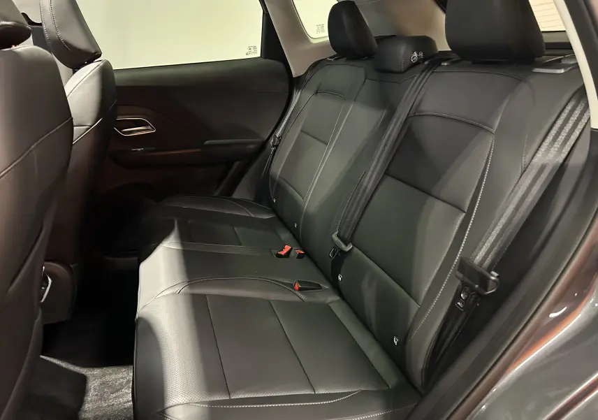 Vue intérieure côté droit des sièges arrière en cuir noir du MG MOTOR ZS Hybrid+ 197 LUXURY 2026 couleur Candem Grey.