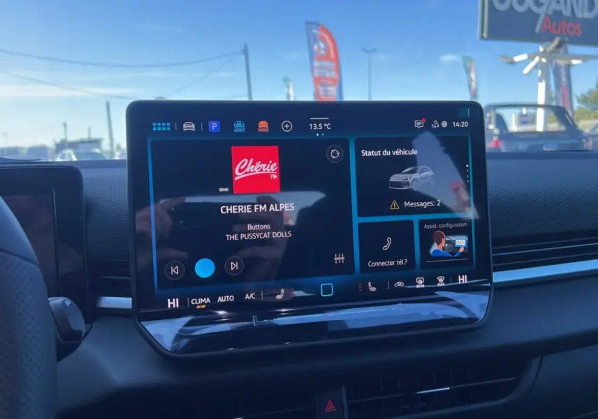 Écran tactile central du Volkswagen T-Roc noir ebène 2026 affichant l'interface multimédia et la météo.