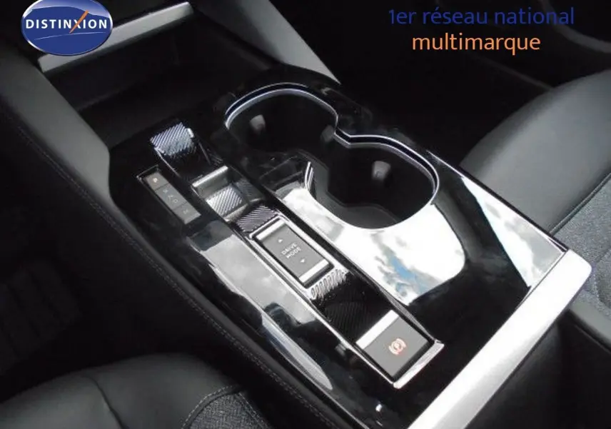 Gros plan sur la console centrale noire brillante avec porte-gobelets du Citroën C5 X blanc métal 2023.