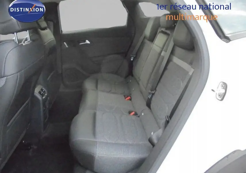 Vue intérieure côté droit montrant la banquette arrière en tissu gris du Citroën C5 X blanc métal 2023.