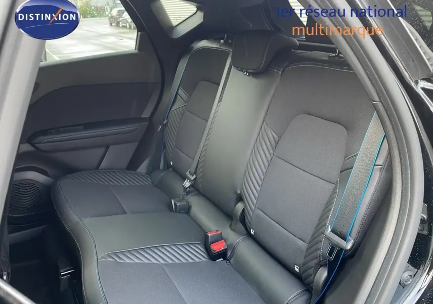 Vue intérieure sur les sièges arrière en tissu et cuir noir avec surpiqûres bleues du Renault Captur E-Tech 2025.