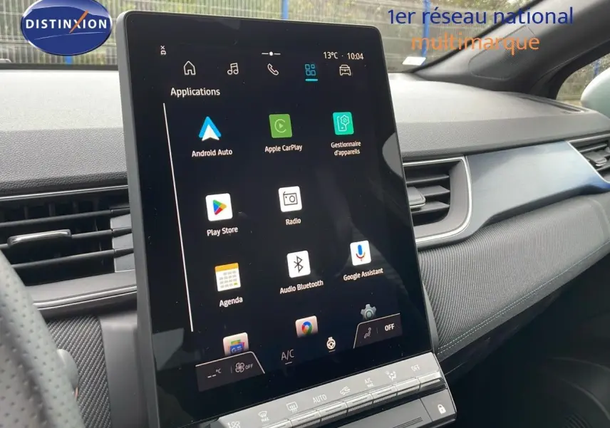 Écran tactile central du tableau de bord du Renault Captur E-Tech hybride 2025, avec interface Android Auto et Apple CarPlay.