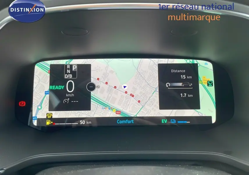 Tableau de bord numérique du Renault Captur E-Tech hybride 2025 affichant la navigation et les informations de conduite.