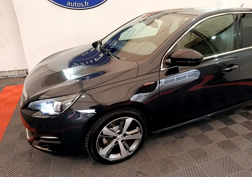 PEUGEOT 308 gris foncé vue 3/4 avant droit mettant en valeur les phares LED et la jante alliage cinq branches