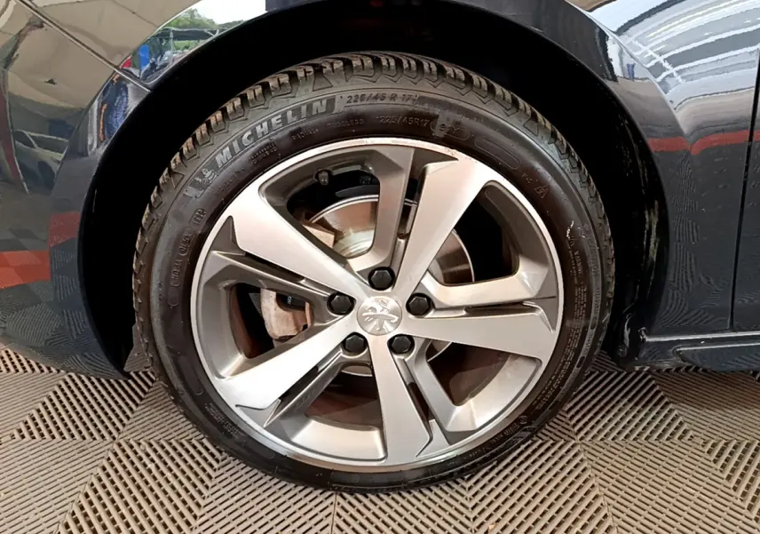 Gros plan sur la roue avant gauche gris foncé d'une Peugeot 308 1.2 PureTech 130 S&S GT Line de 2016.