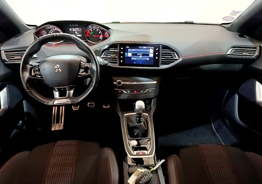 Intérieur de la Peugeot 308 GT Line 2016, vue frontale du tableau de bord avec volant cuir et écran tactile central.