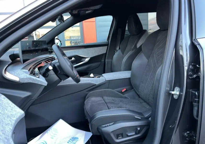 Vue intérieure côté conducteur du Peugeot 5008 Hybrid 145 GT Alcantara avec sièges en cuir et alcantara gris.