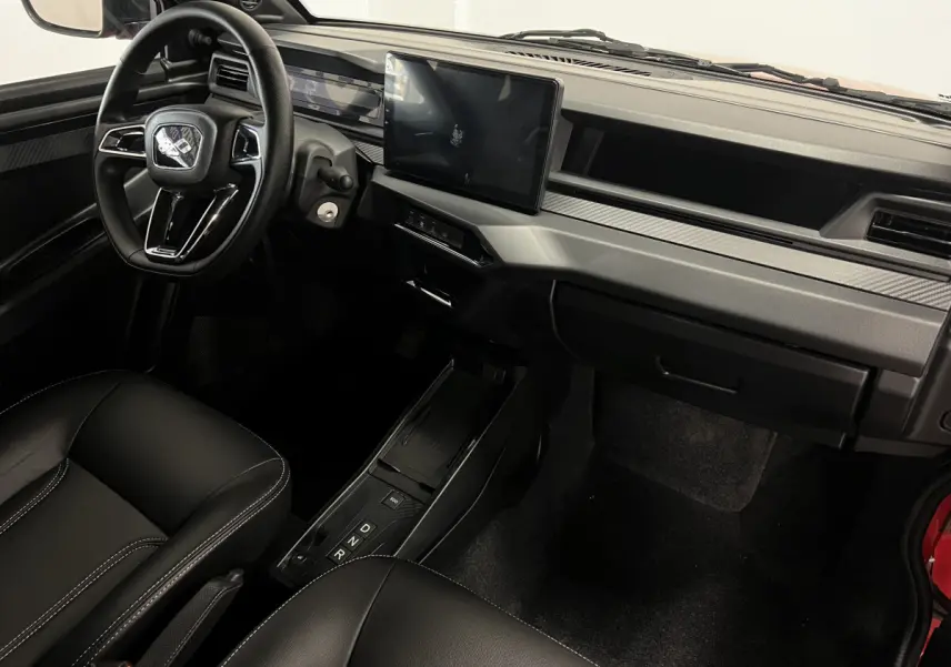 Vue intérieure côté conducteur de la LIGIER JS50 BEV 8KWH ELITE 2025 avec tableau de bord moderne et écran tactile central.