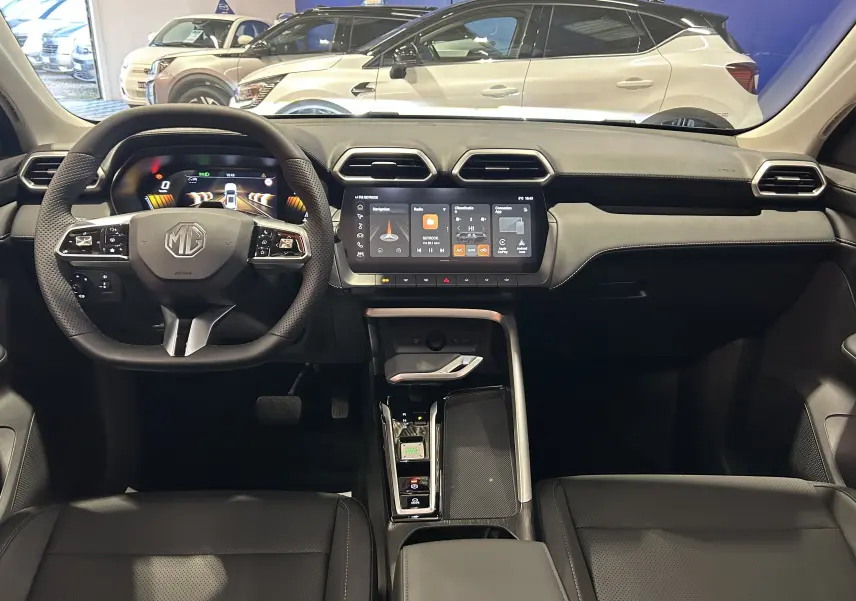 Vue intérieure du tableau de bord et volant du MG Motor ZS Hybrid+ 197 Luxury avec écran tactile central et sellerie noire.