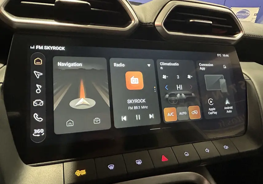 Écran tactile central du MG ZS Hybrid+ 197 Luxury 2026 montrant navigation, radio Skyrock et commandes climatisation.